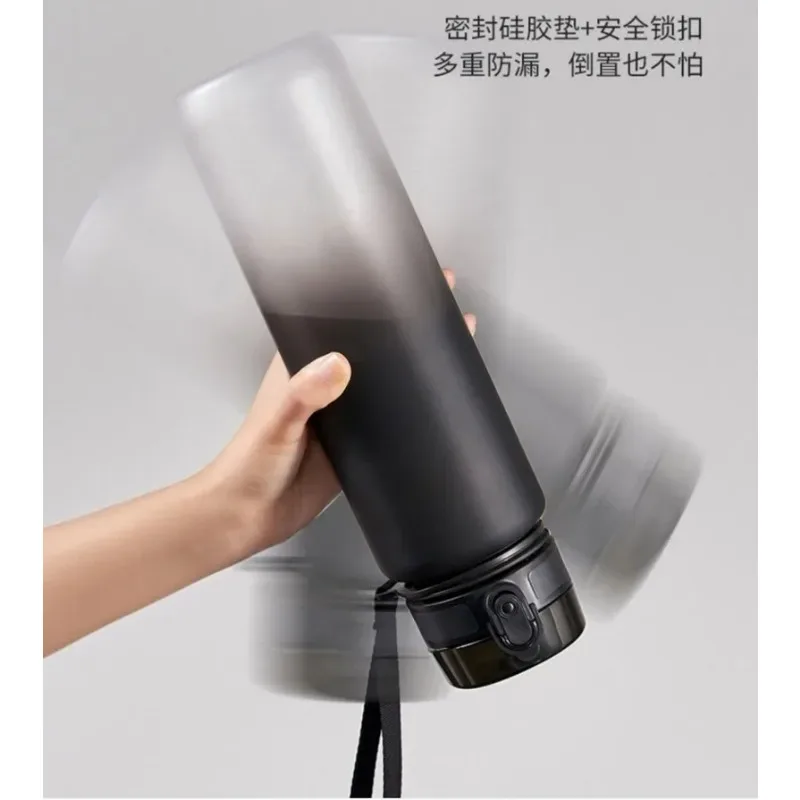 サッカー界のスーパースター、ロナウドのスポーツ用透明ウォータ - Home Gym House のレビューと価格